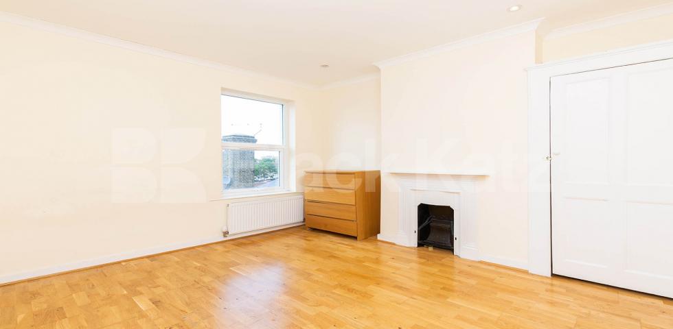 			3 Bedroom, 3 bath, 3 reception Apartment			 High Street North, East Ham E6